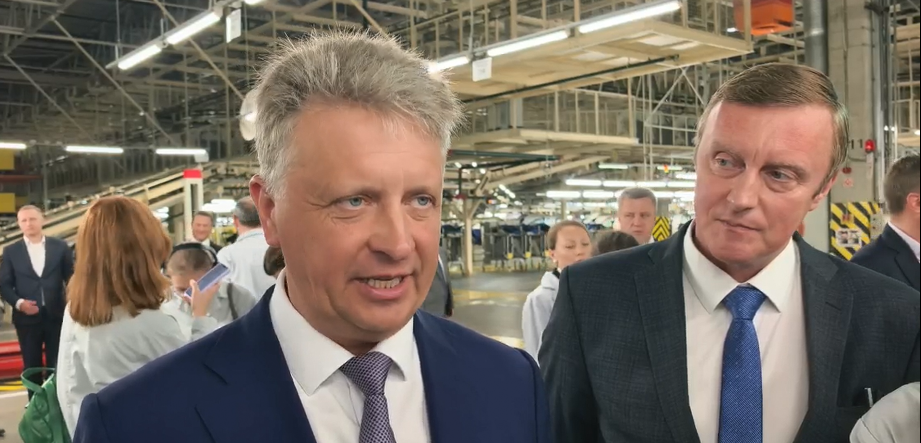 Максим Соколов (слева) отвечает на вопрос об утилизационном сборе