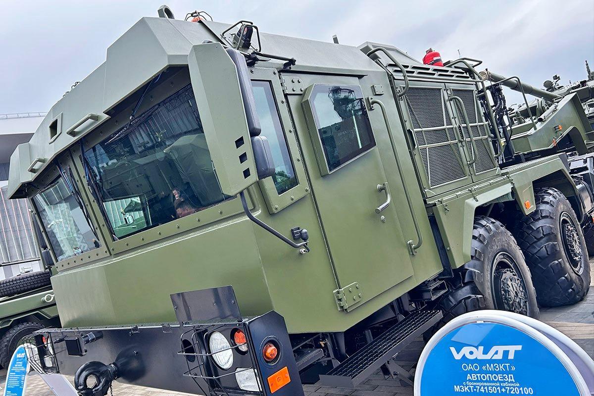 Transports tanks weighing up to 52 tons: Persheron tank transporter ...