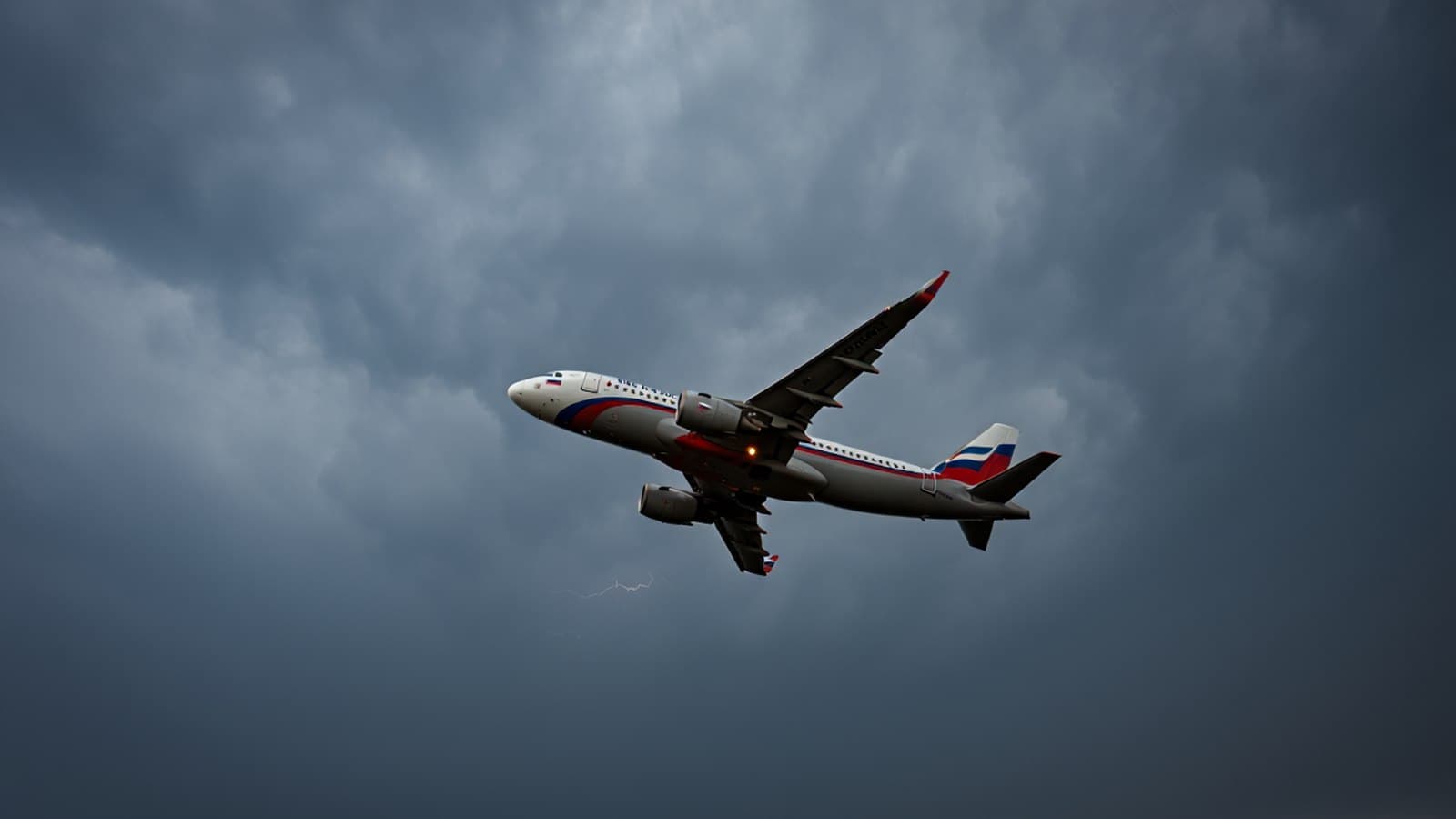 Самолёт в грозовых облаках