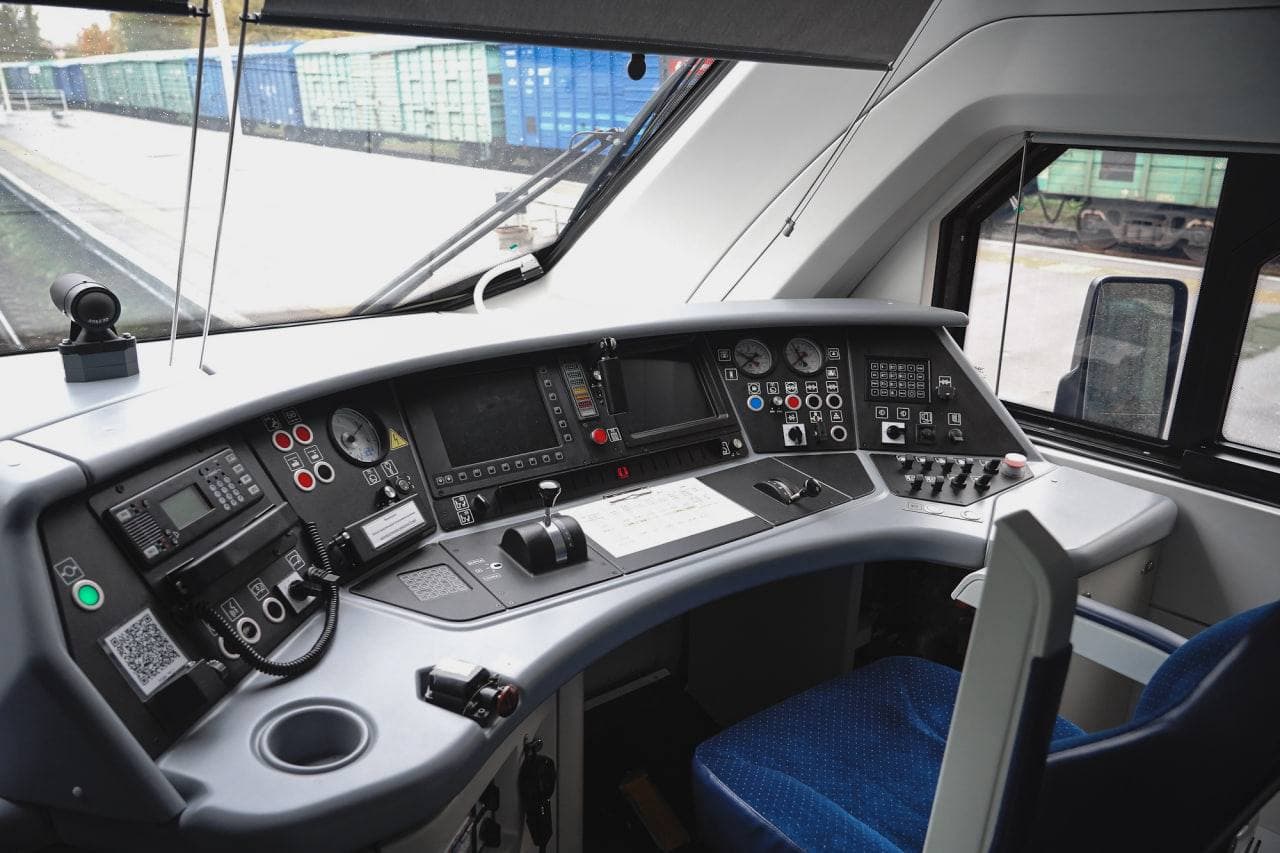 В кабине машиниста&nbsp;ЭП2ДМ