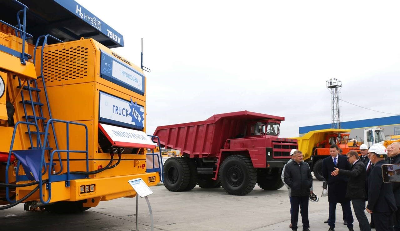 Глава Минпромторга РФ Антон Алиханов осматривает технику БелАЗа