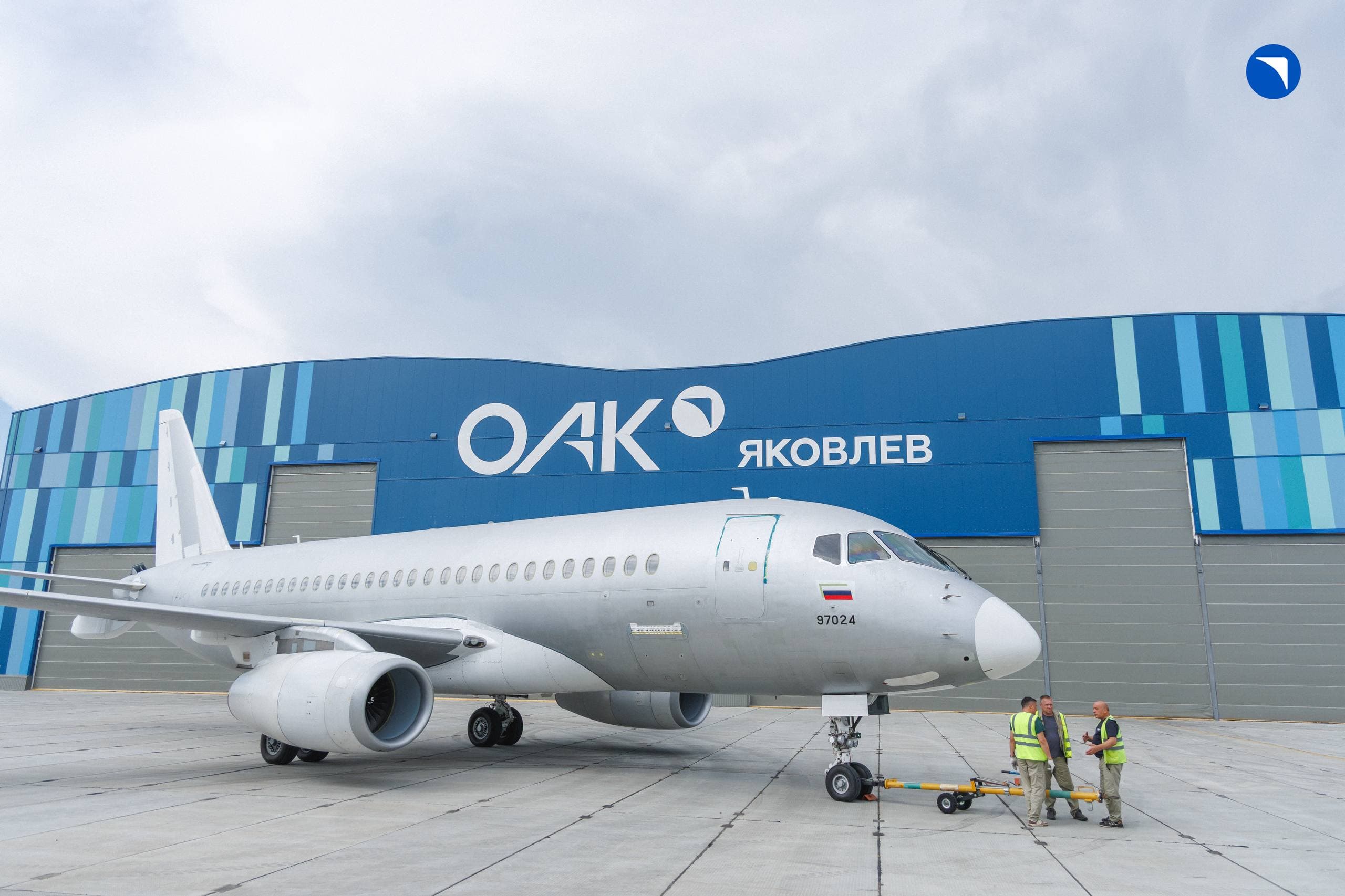 Самолет SJ-100