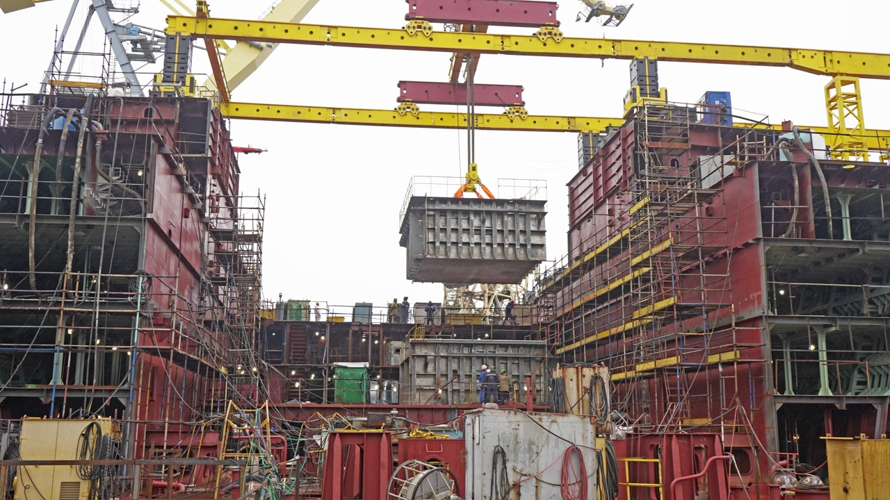 Операция по погрузке баков проводилась при помощи модульной такелажной подъемной системы