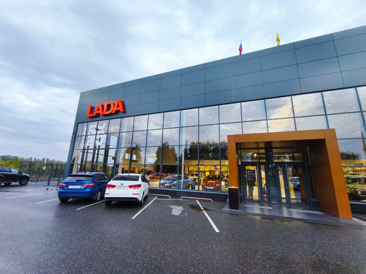 Автосалон LADA