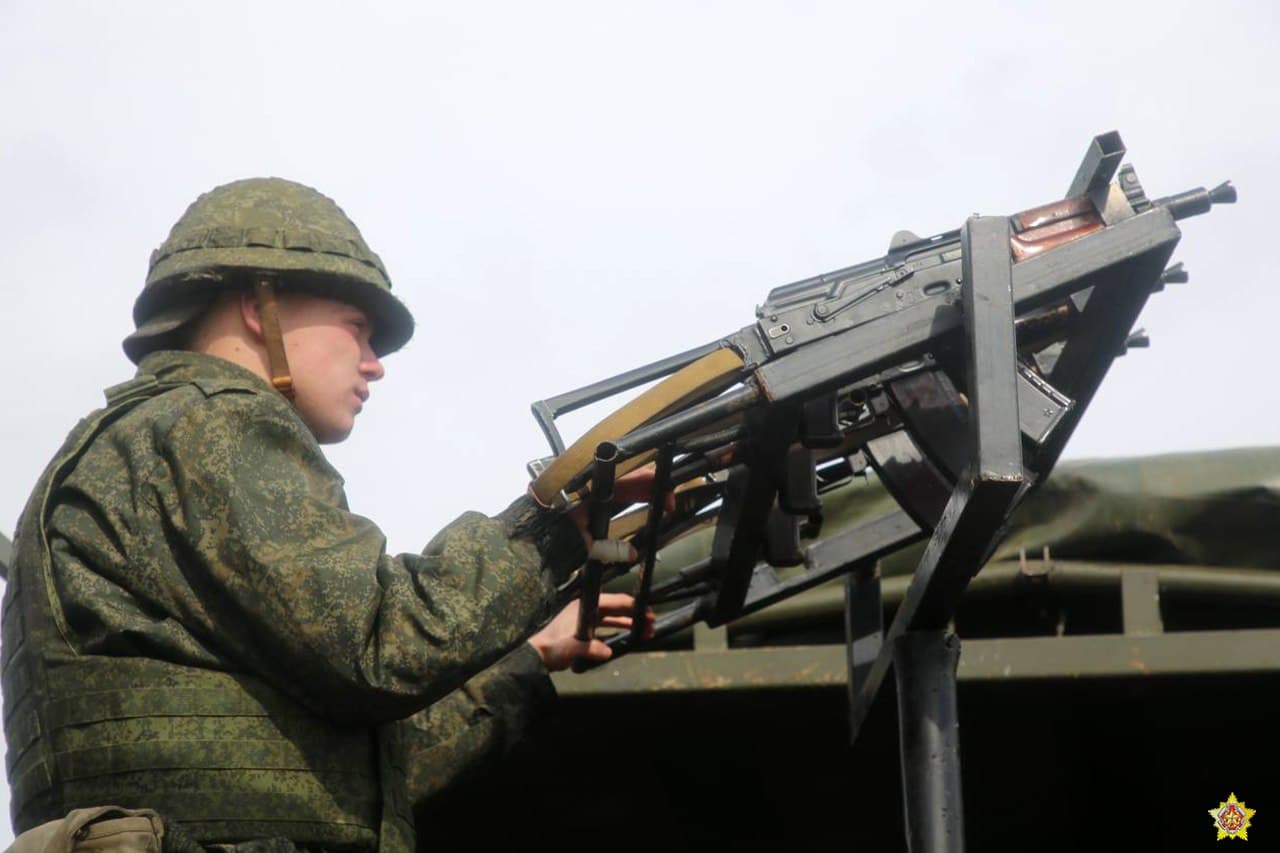 Зенитное орудие из трёх спаренных АКС-74У