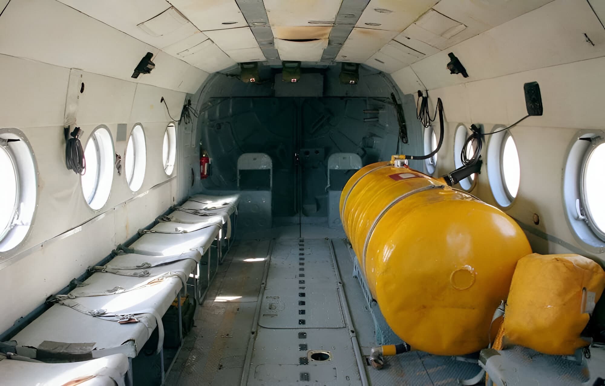 Топливный бак в салоне Ми-8