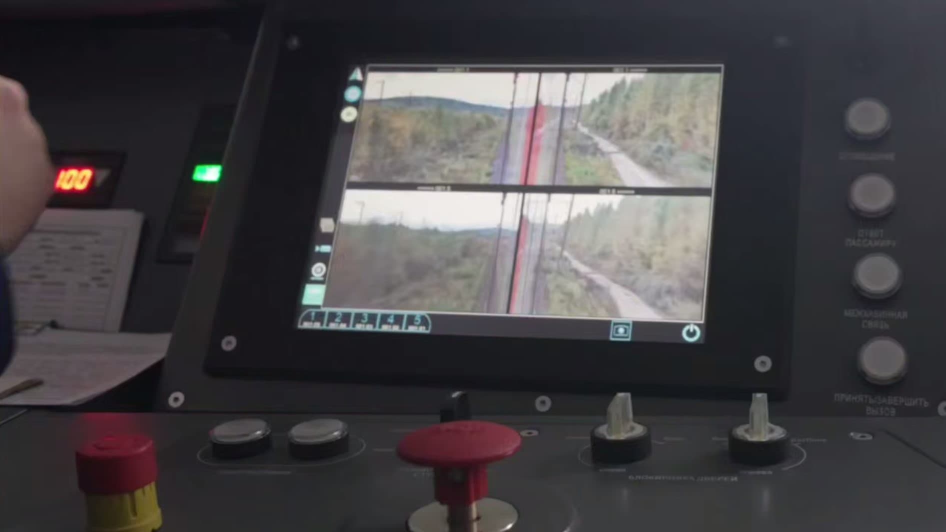 В кабине машиниста электропоезда&nbsp;ЭС105 «Финист»