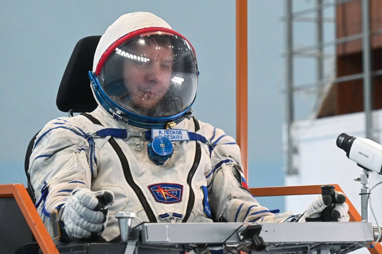 Космонавт Кирилл Песков в скафандре «Сокол»