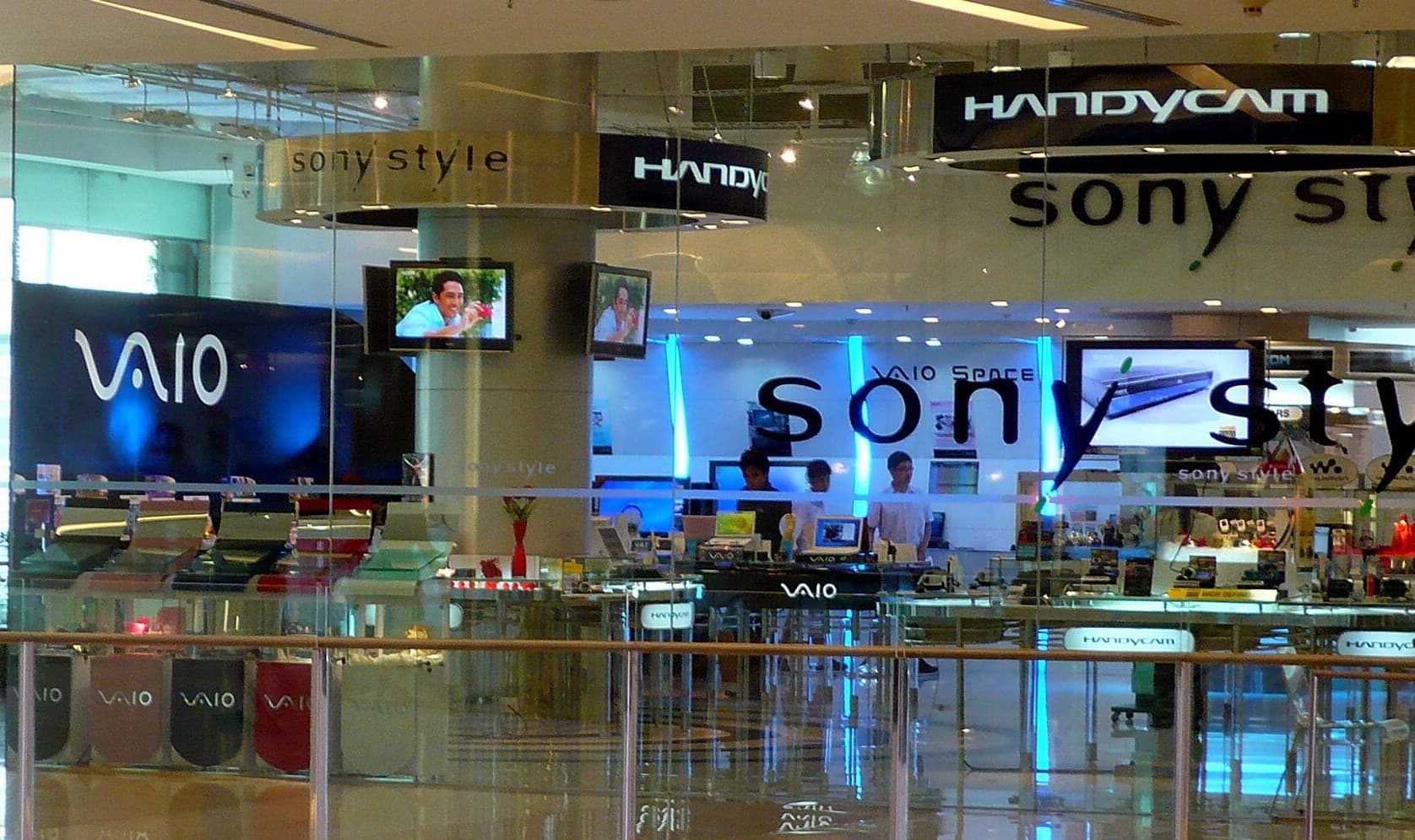 Один из магазинов Sony за рубежом