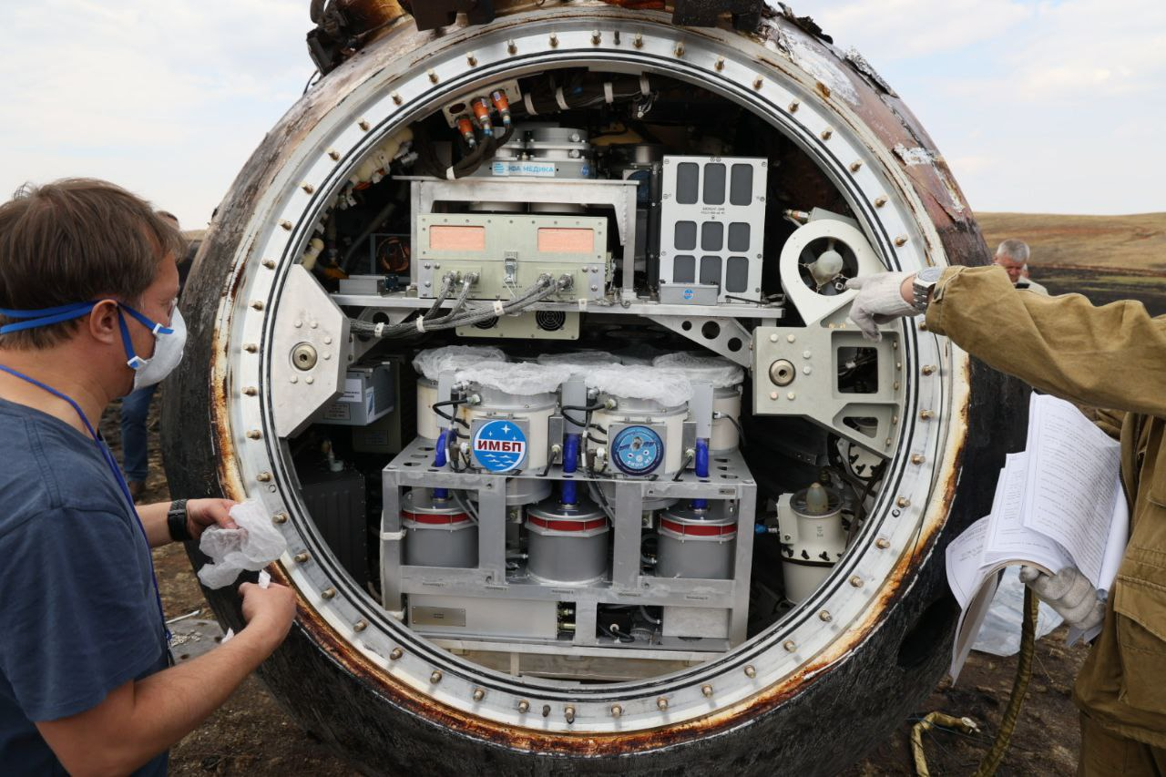 Фото с места посадки спускаемого аппарата «Бион-М» №2