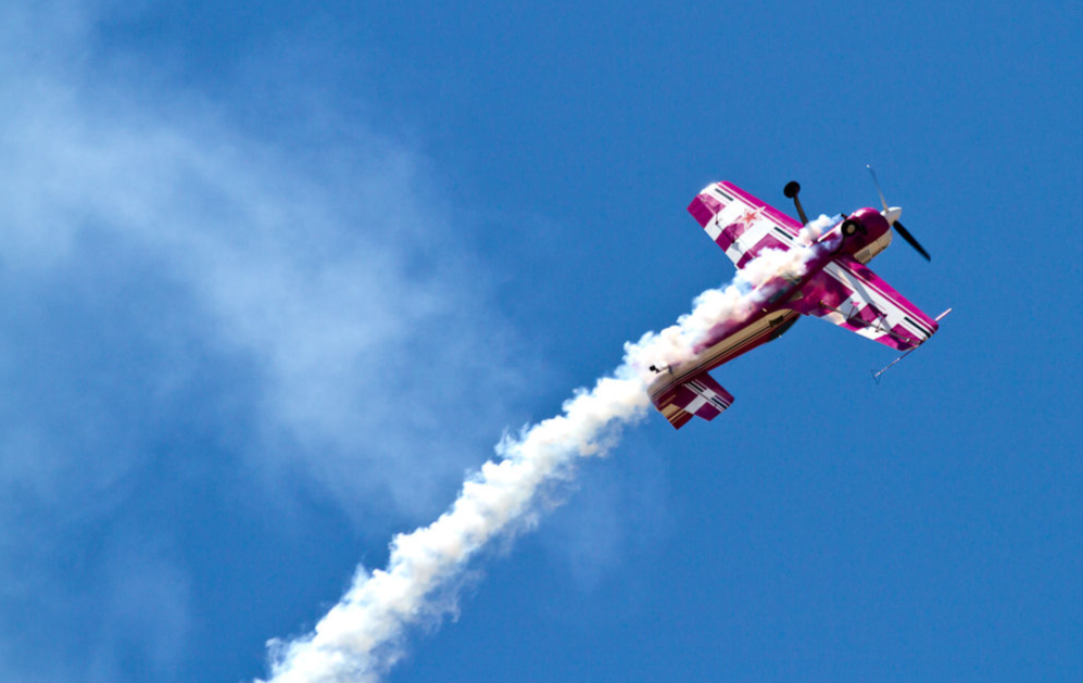 выступление советского пилотажного самолета Су-26 на авиашоу Madera Air Show 2010