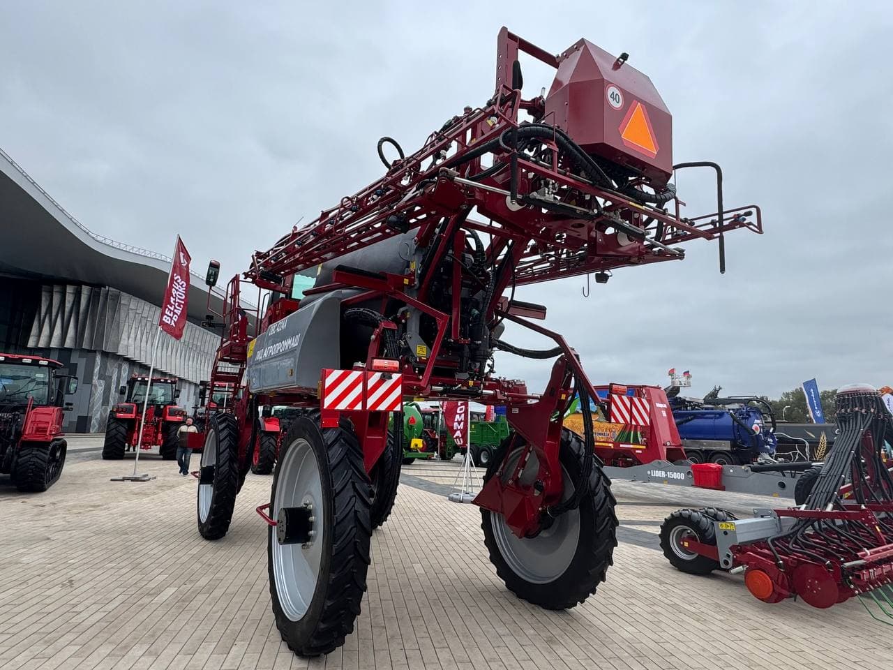 самоходный опрыскиватель ОВС-4224А