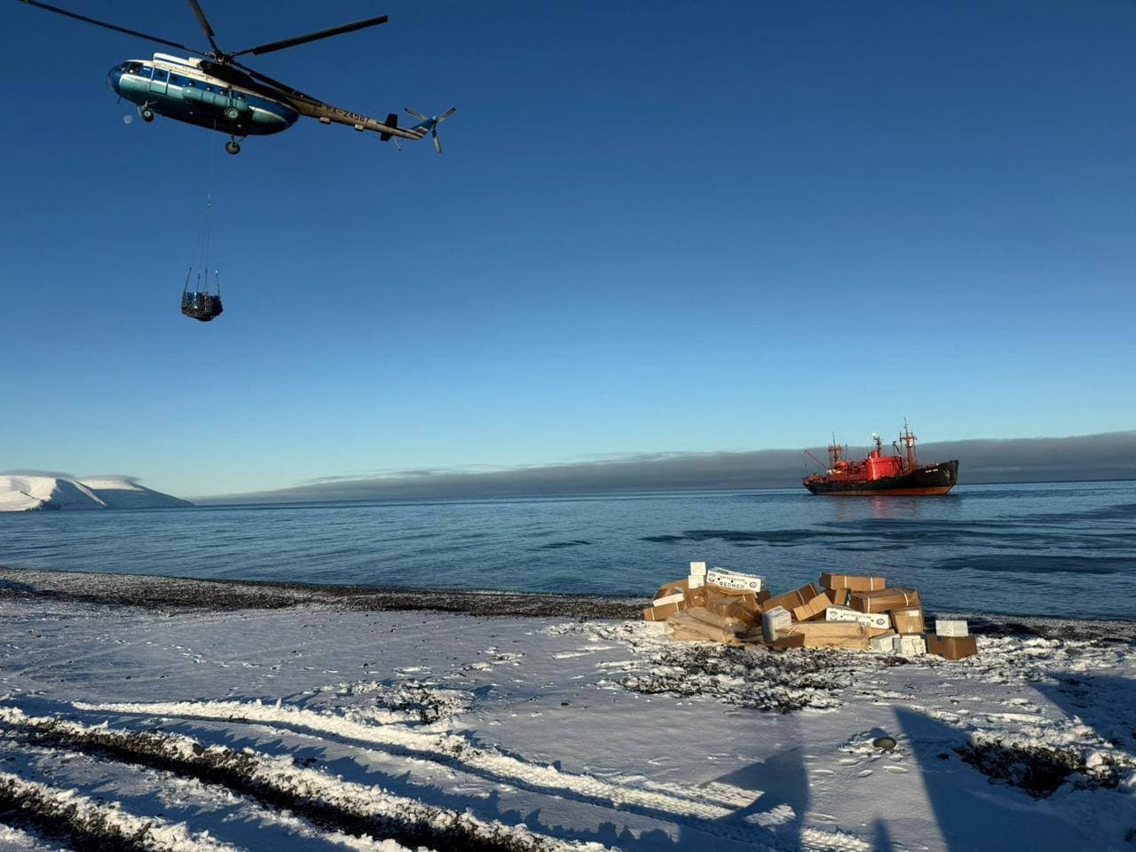 «Ми-8» доставляет припасы с борта судна&nbsp;«Михаил Сомов» на метеостанции Арктики