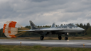 ¿Por qué el Su-57 todavía aterriza con un paracaídas de frenado, mientras que el F-35 y el F-22 no?