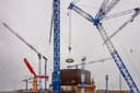 En la LAES-2 se instaló la viga de soporte del reactor: el montaje se completó antes de lo previsto