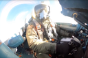 El Ministerio de Defensa muestra en video la cabina del Su-35 en servicio de combate: bajo el ala, el Kh-31PM y contenedores de guerra electrónica "Khibiny"
