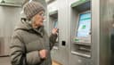 Сбербанк ужесточит контроль над картами пенсионеров из-за телефонных мошенников