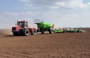 240 "caballos" fueron suficientes: el tractor K-424 de menor potencia arrastró un gigantesco complejo de siembra