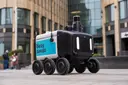 Neural network hits the sidewalk: Yandex robots start moving faster thanks to AI