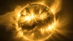 Солнце разразилось мощнейшей вспышкой: 2025 год может стать рекордным по числу магнитных бурь за последние 10 лет