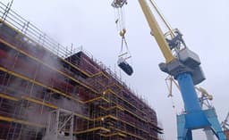 Резервный генератор погрузили на борт строящегося ледокола «Ленинград» с помощью портального крана 