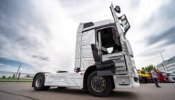 КамАЗ-54901 для инвалидов с ручным управлением и подъёмным механизмом презентовали депутатам Госдумы