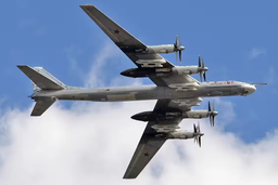 Появились уникальные кадры установки стратегической ракеты X-101 на пилон Ту-95МС «Медведя»