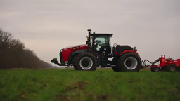Automatic "box" and 580-horsepower engine: the advantages of the Rostselmash 3580 tractor revealed