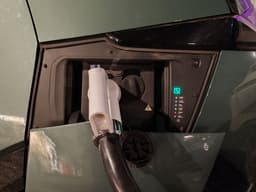 Число зарядок для электромобилей продолжает расти в Москве