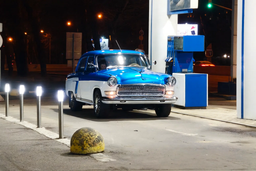 Почему у автомобилей люк бензобака с разных сторон?