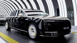 Юбилейный Maextro S800 отправился к звезде: 10-тысячный седан Huawei и JAC достался Джету Ли