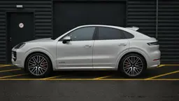 Russification, warranty, and price up to 42 million rubles: what you need to know about the Porsche Cayenne in Russia