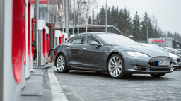 В США начали расследование из-за аварийного открытия дверей Tesla Model 3