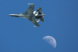 Piloto de un Su-35 salva una aeronave valorada en 3 mil millones de rublos: cómo fue el aterrizaje sin tren de aterrizaje