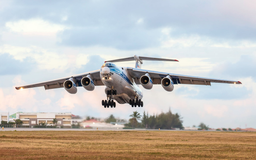 Транспортник Ил-76ТД загрузили тоннелепроходчиком весом 30 тонн по новой схеме