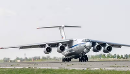 Un avión de transporte Il-76 traslada un helicóptero Mi-8 desde una base militar en Siria