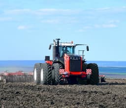 Настоящий лидер в своём классе: раскрыты технические особенности трактора «Ростсельмаш 2400»