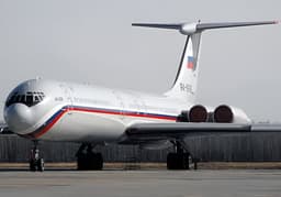 Un транспортник militar Il-62M llevó carga desconocida a Venezuela