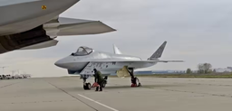 El Su-75 ruso puede repetir el éxito del J-20 chino en una versión biplaza