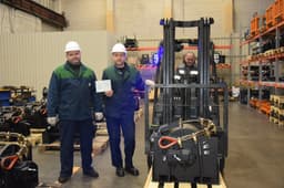 Van por récords: la fábrica de motores de Tutáyev produjo la 500.ª grúa LT-530 con una fuerza de tracción de hasta 30 toneladas