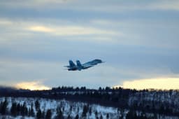 Су-25УТГ и Су-33 отработали боевое маневрирование в небе Заполярья