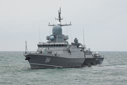 El MRC "Stavropol" y el "Odintsovo" atacan con "Kalibr" a un grupo de barcos de un enemigo simulado