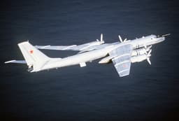 Il-78 refueled anti-submarine Tu-142 in the sky over the Barents Sea