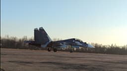 Pilotos de Su-30SM2 y Su-24M destruyen una zona fortificada del enemigo simulado con bombas aéreas P-50T