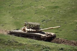 Tanques T-72B3M con "parrillas" estándar practicaron disparos desde un cañón insertado de 14,5 mm en un campo de entrenamiento en Tayikistán