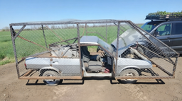 Militares rusos convierten un VAZ-21099 en una camioneta con protección improvisada contra drones