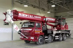 La planta de Galich presentó la grúa automotriz KS-55721-6V-1 "Komsomolets" sobre chasis KAMAZ-63501