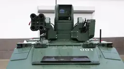 Российский робот «Маркер» сможет атаковать противникам роями дронов