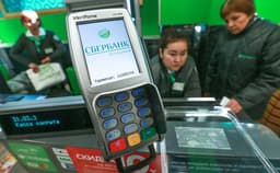 «Сбер» установит в российских магазинах новые терминалы с камерами: «вы улыбаетесь — оплата прошла»
