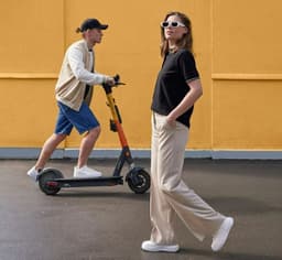 Кик-шеринг Whoosh запускает собственный интернет-магазин – в нем самокаты и одежда